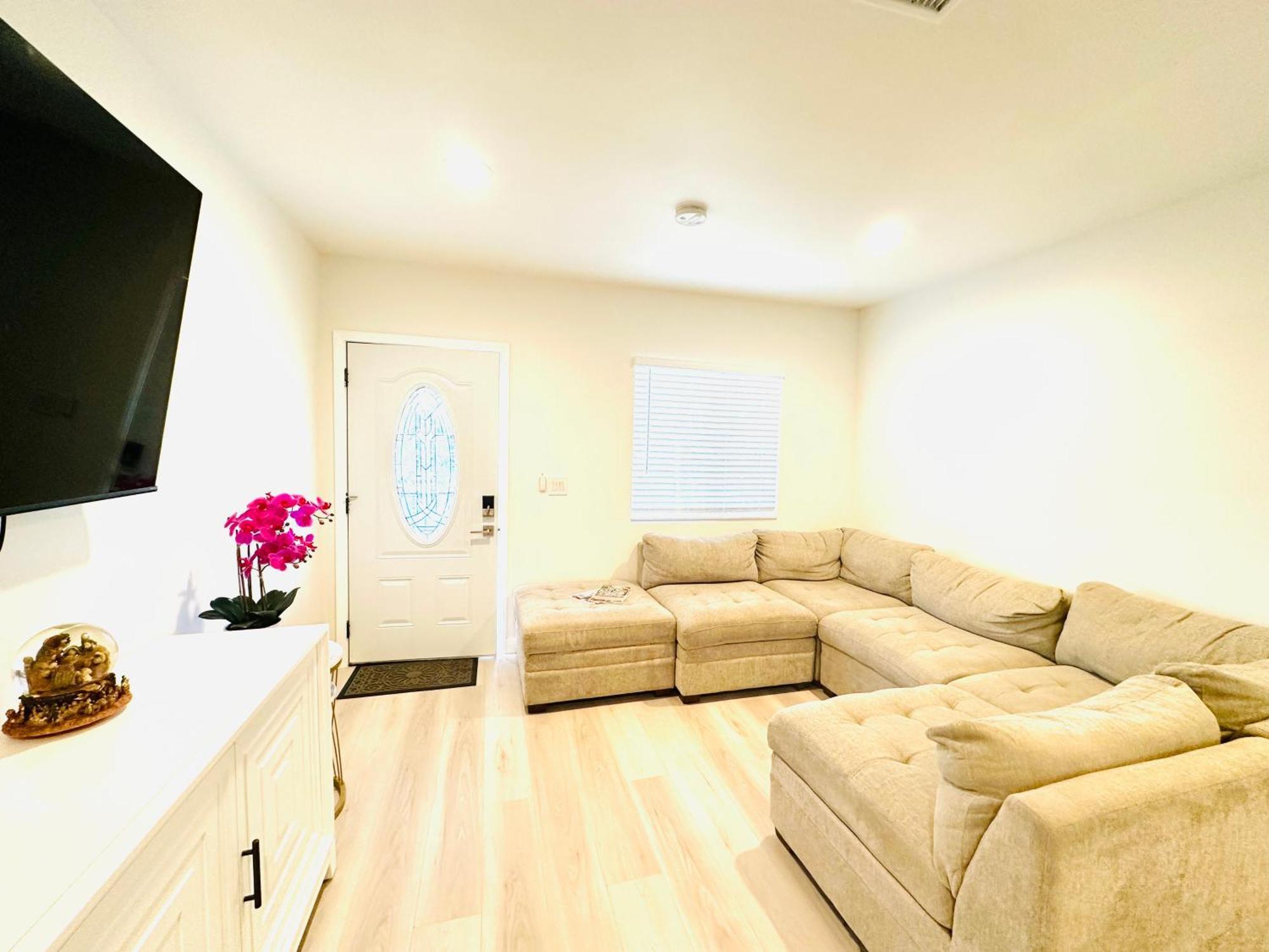 New Spacious House In Anaheim Near Disneyland-Knott In Without Backyard In The Same Lot Of 3 Separate Properties Luaran gambar
